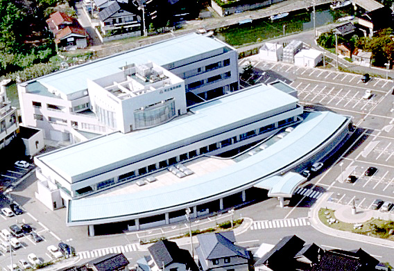 公式施設概要に掲載された、車寄せと敷地の全景