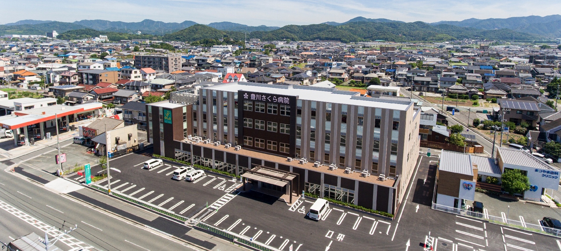 豊川さくら病院の建物と豊川市街