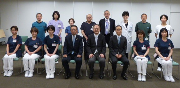 開設10周年記念式典の職員と来賓