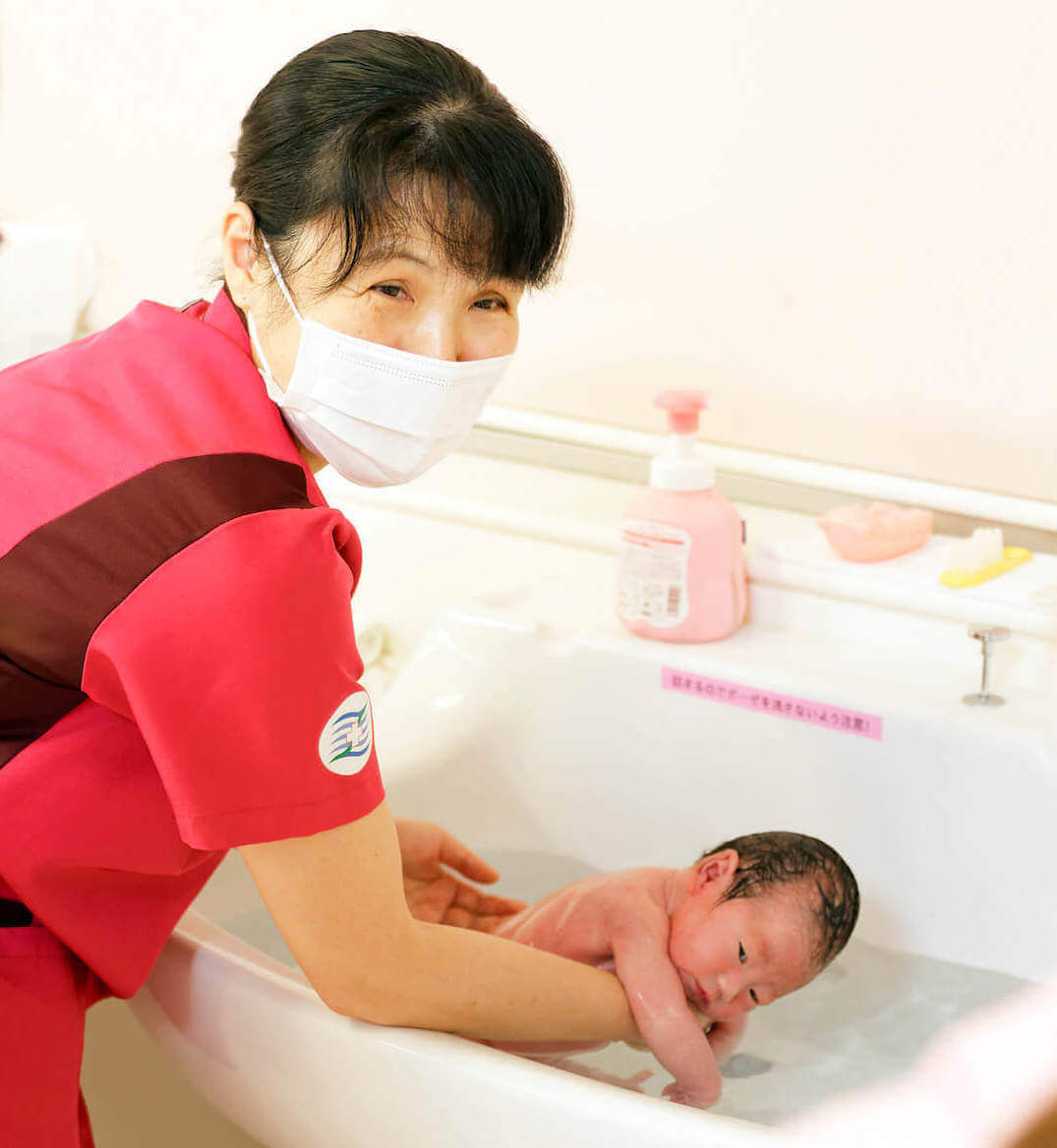 助産師による赤ちゃんの沐浴指導