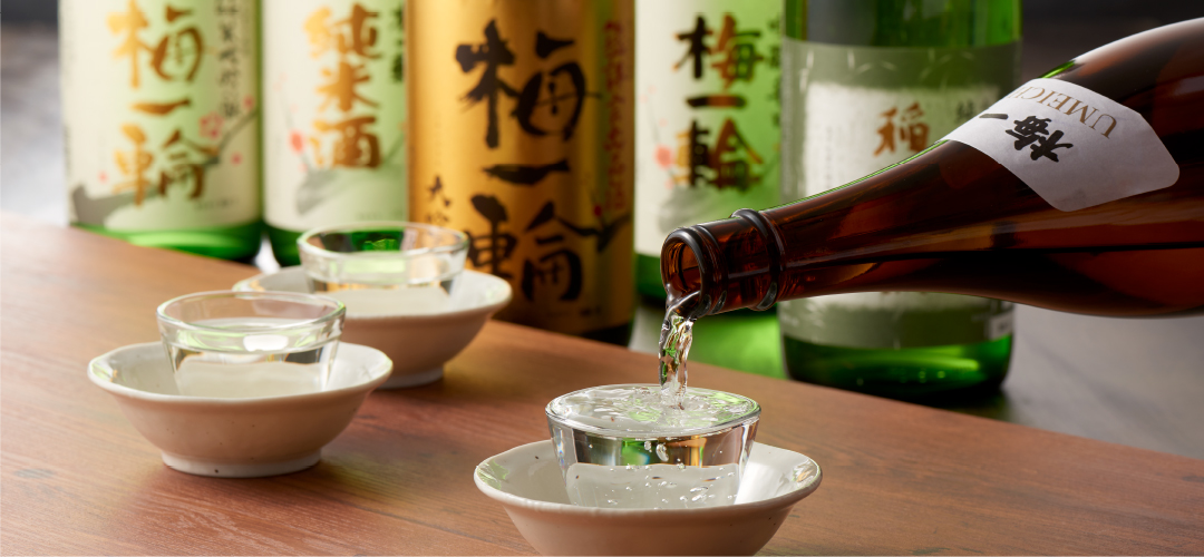 公式の酒造りに取り組む姿勢ページに掲載された日本酒と酒器