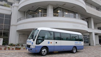 公式アクセス案内に掲載された送迎バスと病院入口