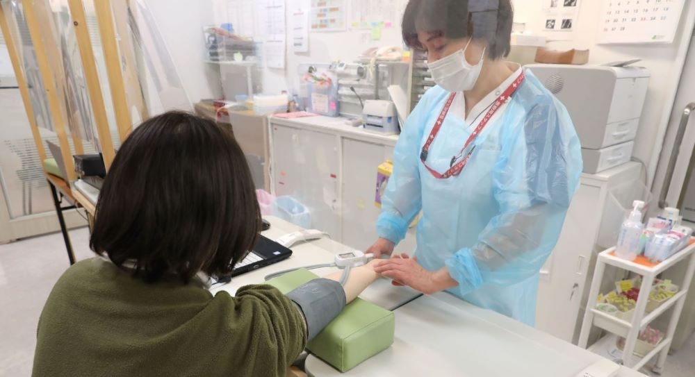 公式看護部ページに掲載される外来での看護の場面。