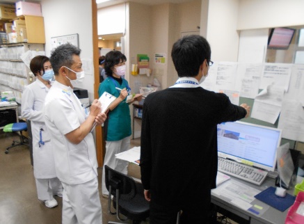 病棟で安全確認を行う職員