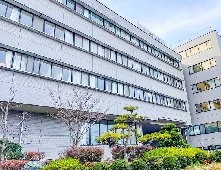 緑に囲まれた病院建物外観