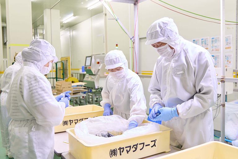 公式採用ページに掲載された衛生服のスタッフが働く製造現場