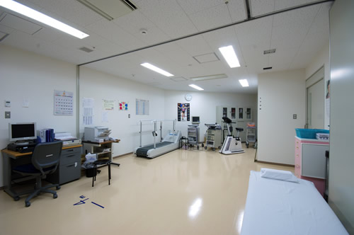 運動機器を備えた心臓リハビリテーション室