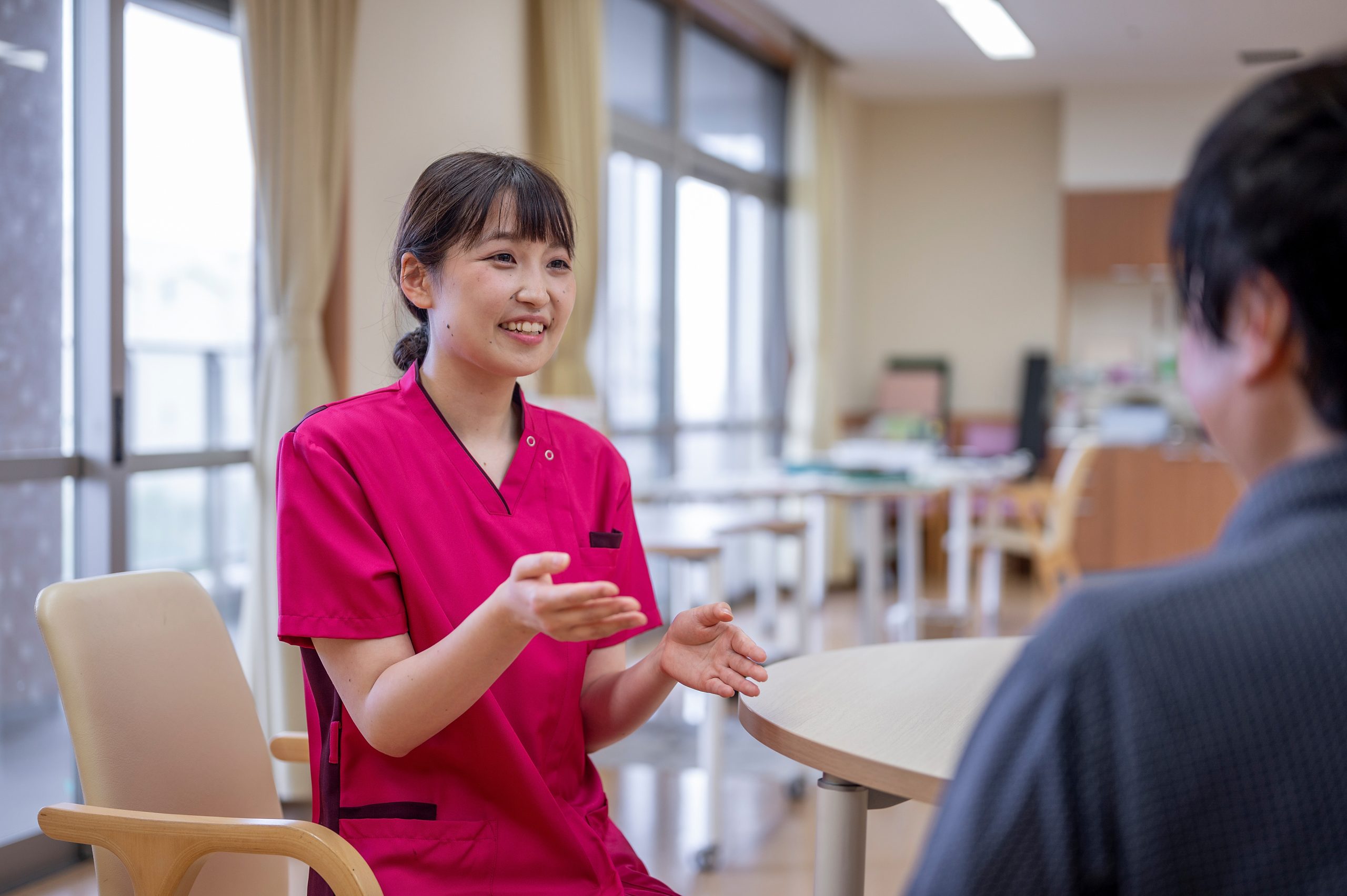 看護師が利用者と対話する場面