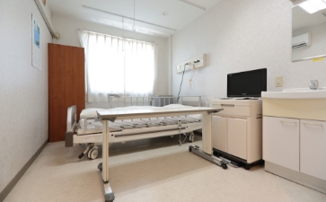 ベッドと医療設備を備えた病室