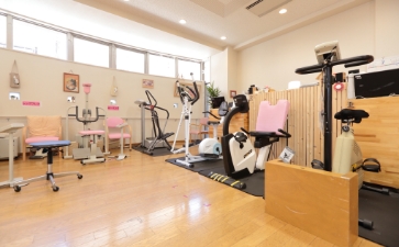 運動器具を備えたリハビリテーション室
