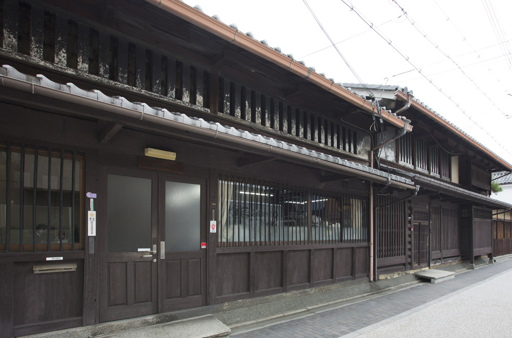 公式会社概要に掲載された山本本家本社の外観