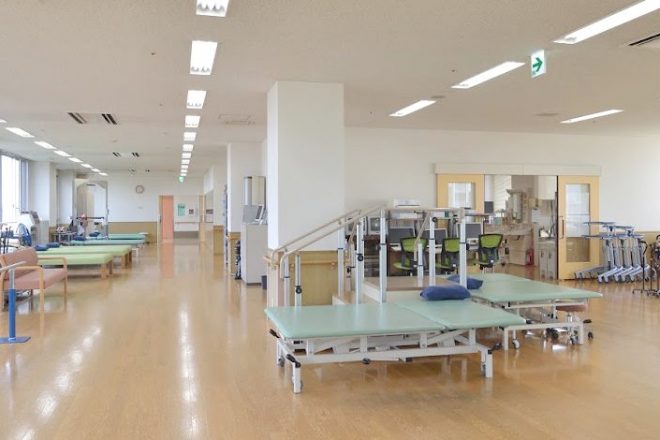 公式入院案内に掲載された無人のリハビリテーション訓練室
