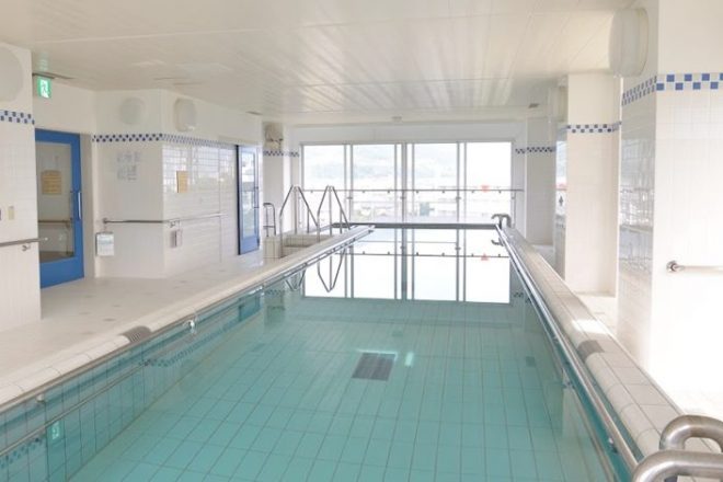 公式入院案内に掲載された無人の水治療室
