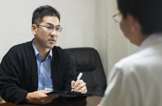 相談者と向き合う病院スタッフ