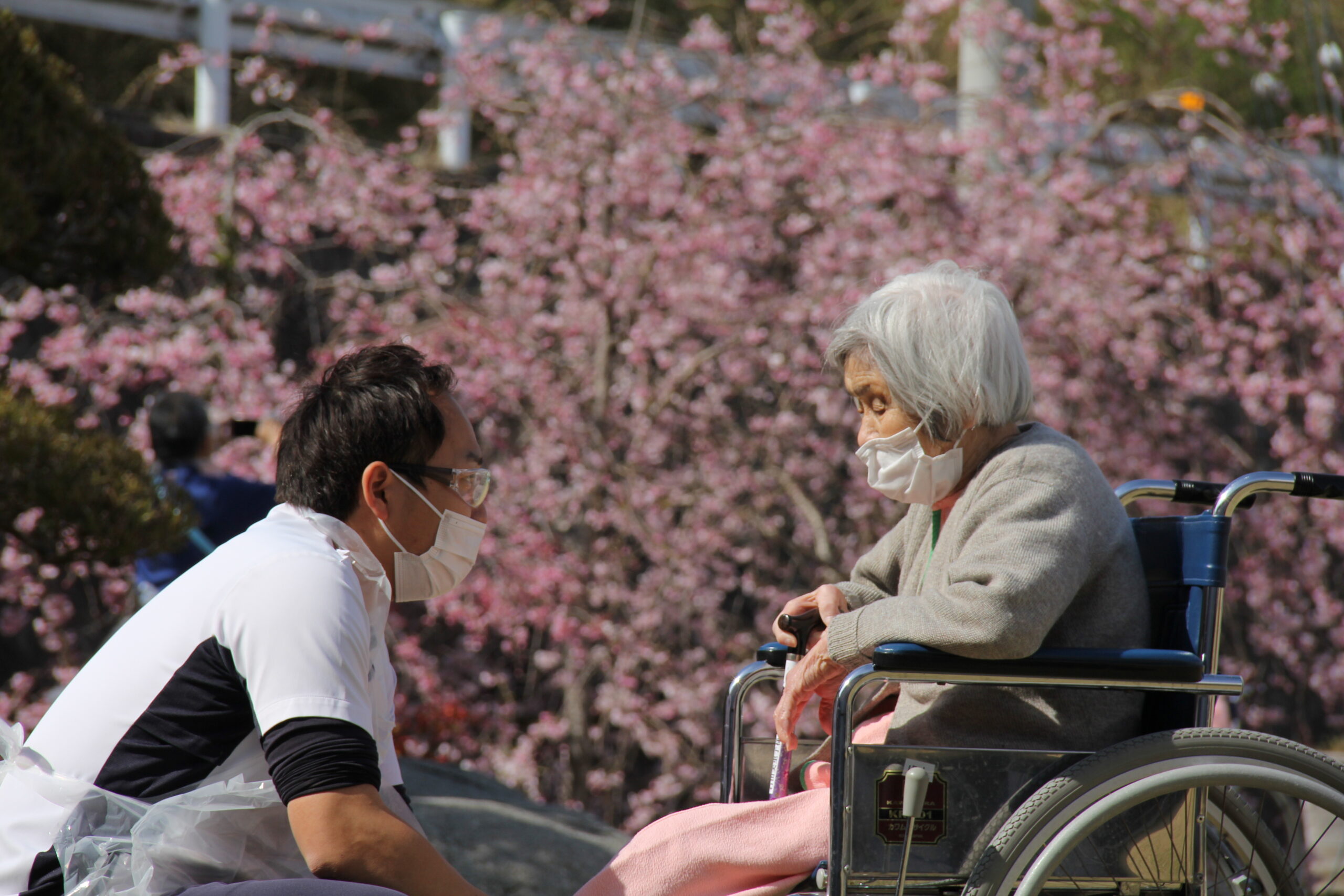 車椅子の利用者に寄り添うスタッフ