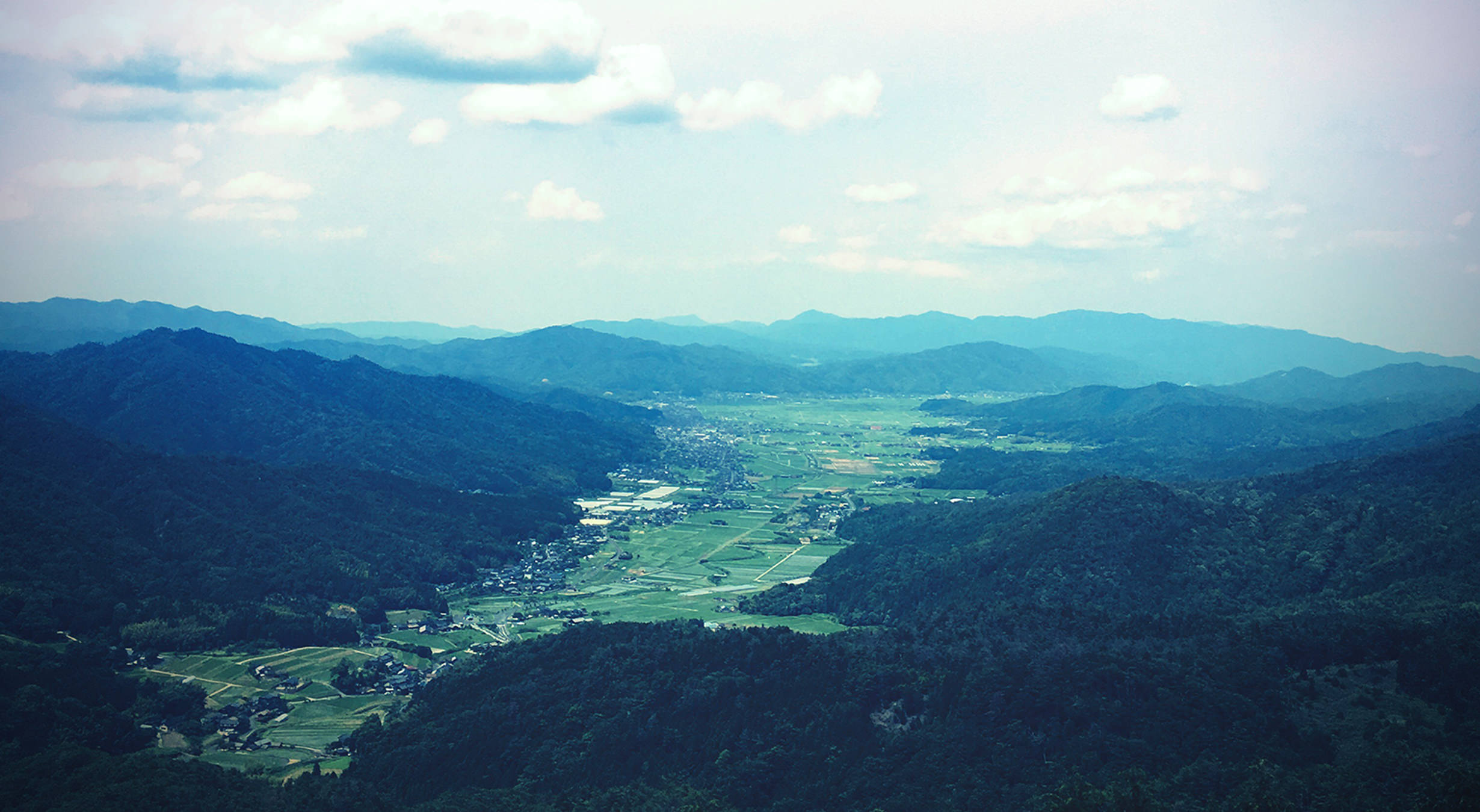 公式トップに掲載された与謝野町の山あいの景観
