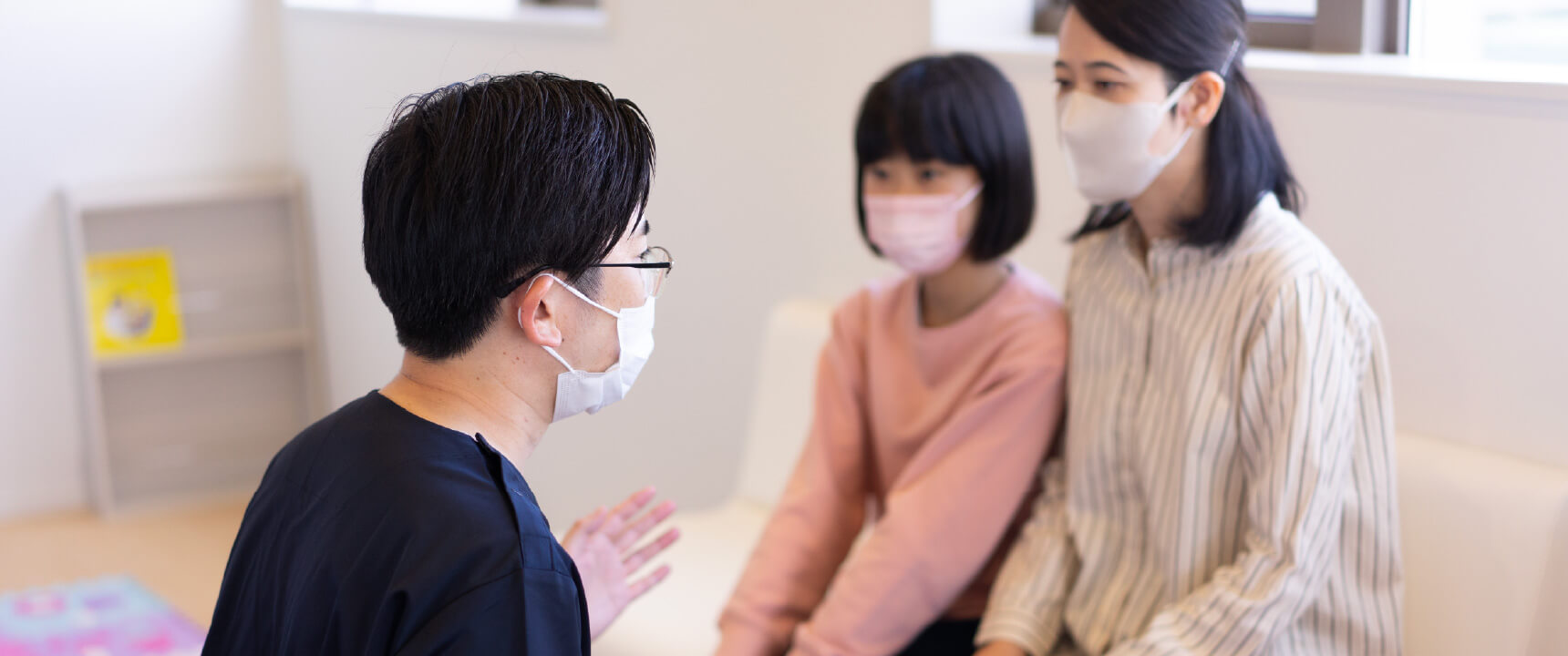 公式コンセプト掲載の歯科医師による説明場面
