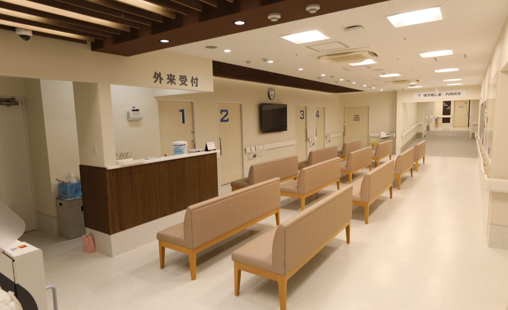公式トップに掲載された外来受付と待合の院内風景